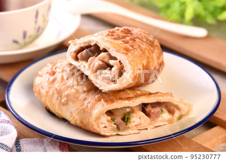 Delicious chicken roll  95230777