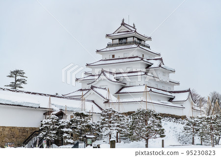 福島縣會津若松市敦賀城 - 白雪覆蓋的天守閣和連棟房屋 - Kaku 95230823