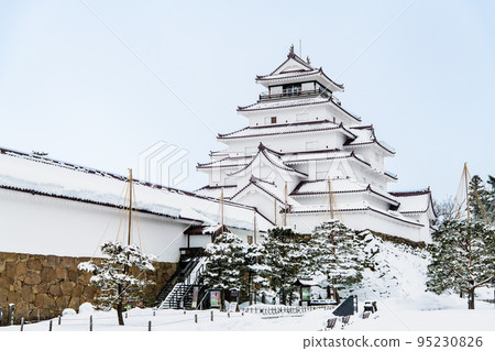 福島縣會津若松市敦賀城～白雪覆蓋的天守閣和橋利長屋～ 95230826