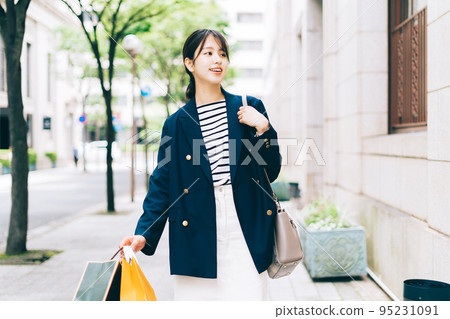 年輕女性購物 95231091