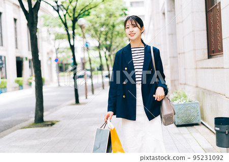 Young women shopping 95231092