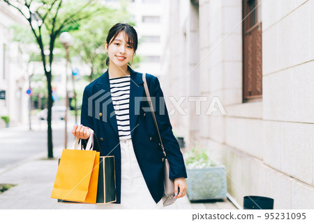 年輕女性購物 95231095