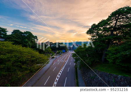 從連接金澤城公園和兼六園的石川橋看日出｜石川縣金澤市 95231216