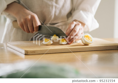 在廚房切煮雞蛋的女人 95231554