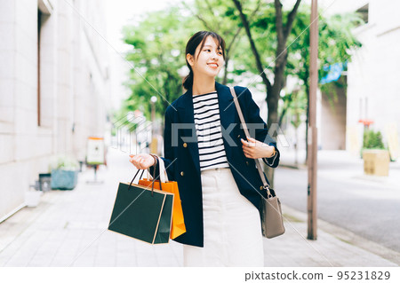 年輕女性購物 95231829