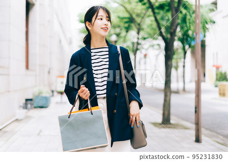 Young women shopping Young women shopping 95231830