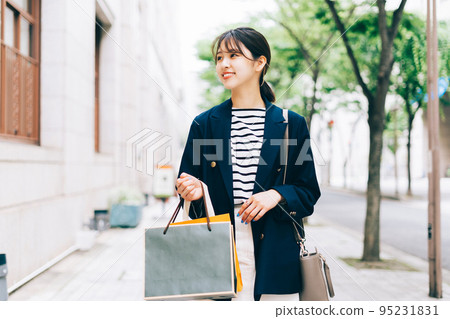 年輕女性購物 95231831