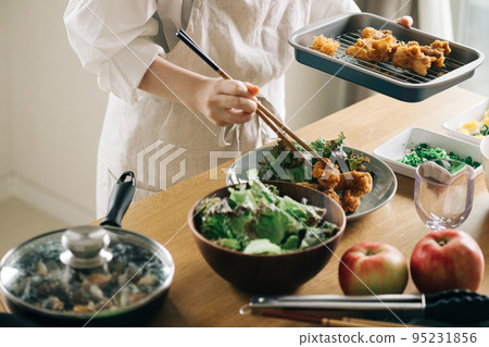 服務炸雞的女人 服務炸雞的女人 95231856