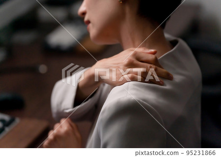 摩擦她的肩膀的女商人僵硬的肩膀 95231866