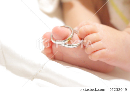 嬰兒和爸爸媽媽戒指 嬰兒和爸爸媽媽戒指 95232049