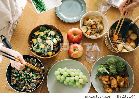 A couple preparing for a home party 95232144