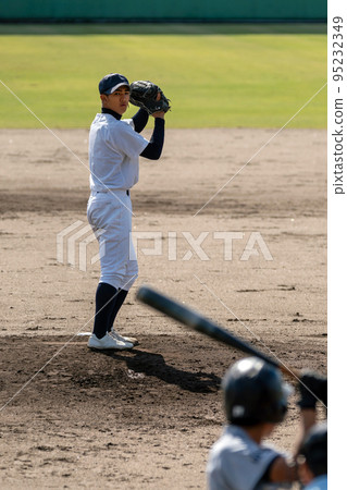 左撇子進入投球動作（高中棒球） 95232349