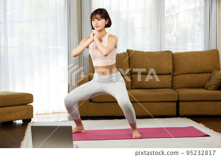 Woman doing squats 95232817