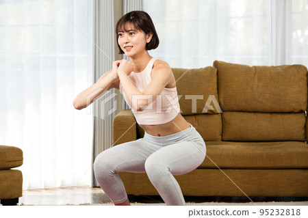 女人做下蹲 95232818