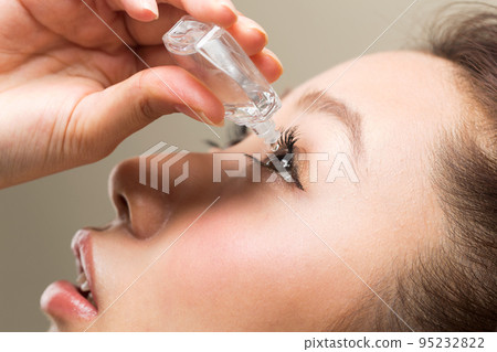 A woman who drops it A woman who drops it 95232822