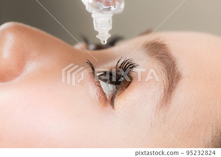 A woman who drops it A woman who drops it 95232824