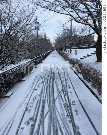 snow covered sidewalk snow covered sidewalk 95233698