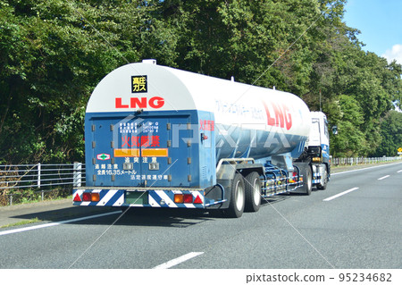 運行在高速公路的 LNG 罐車 運行在高速公路的 LNG 罐車 95234682