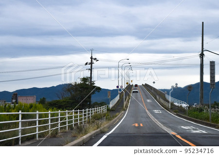 惡劣天氣下陡峭的上坡 95234716