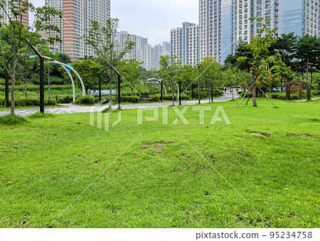 Park within the new city apartment complex (city park) Park within the new city apartment complex (city park) 95234758