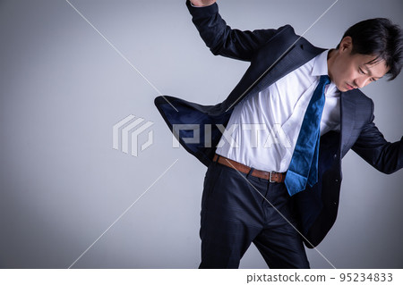 一個穿西裝的男人 95234833