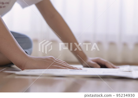 孩子們看報紙 95234930