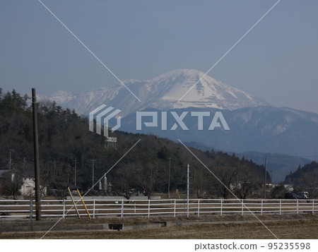 Blue sky and Mt.Ibuki covered with snow 95235598