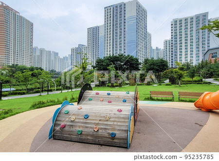 新城公寓小區的公園遊樂場 95235785