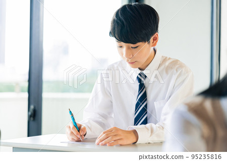 Male junior high school student studying 95235816