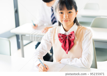 Junior high school students studying 95235971