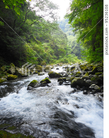 天安河原附近的岩戶川水流湍急 天安河原附近的岩戶川水流湍急 95236108