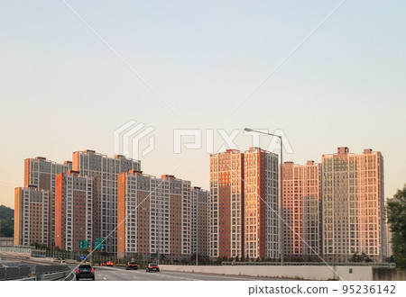 Roadside apartment complex 95236142