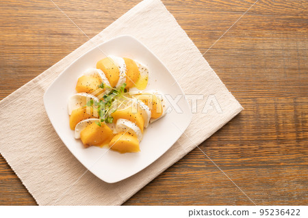 Persimmon caprese Persimmon caprese 95236422