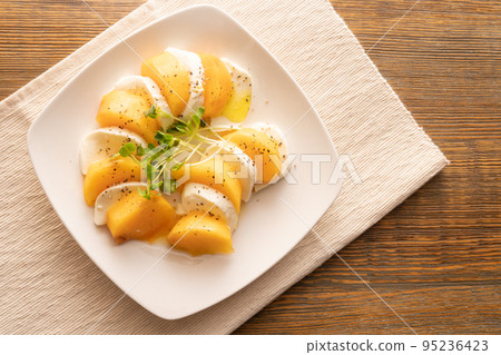 Persimmon caprese Persimmon caprese 95236423