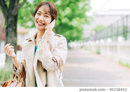 Young woman making a phone call 95236452