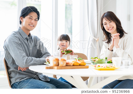 家庭聚餐 家庭聚餐 父母和孩子 95236966