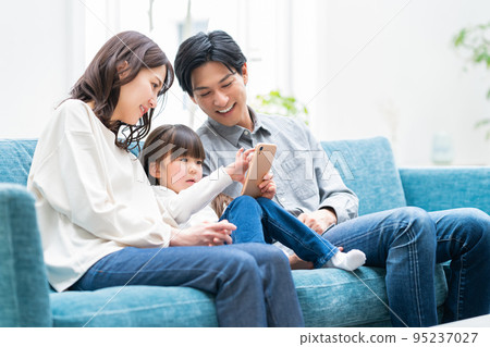 Family family smartphone parent and child lifestyle good friends 95237027