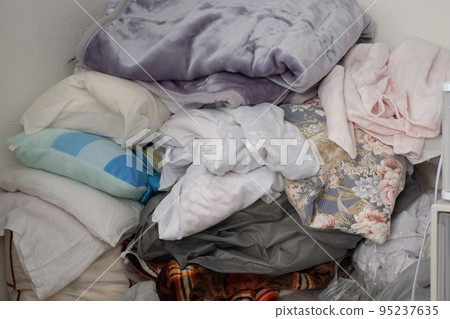 closet futon 95237635