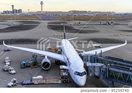 在羽田機場工作的飛機特種車輛和服務工程師 在羽田機場工作的飛機特種車輛和服務工程師 95239740