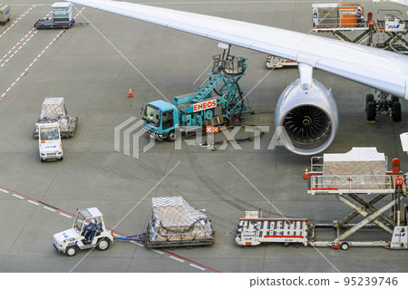 Aircraft special vehicles and service engineers working at Haneda Airport Aircraft special vehicles and service engineers working at Haneda Airport 95239746