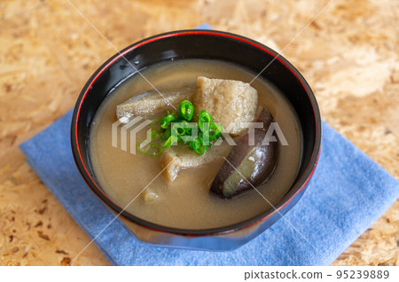 Miso soup with mizuna eggplant and deep-fried tofu 95239889