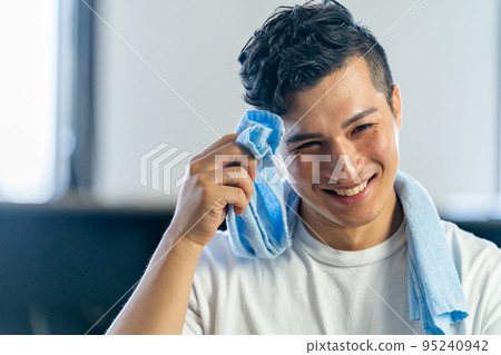 行使, 健身, 男子, 健身房, 微笑, 運動員, 培訓, 個人訓練, 體育 行使, 健身, 男子, 健身房, 微笑, 運動員, 培訓, 個人訓練, 體育 95240942