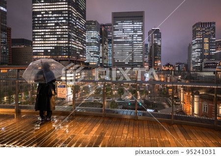 《Tokyo》Rainy Tokyo Station/Marunouchi business district at night 95241031