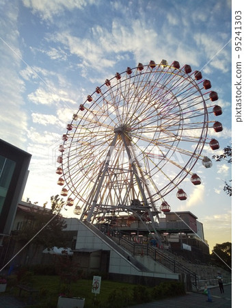 Ferris wheel in the evening Ferris wheel in the evening 95241303