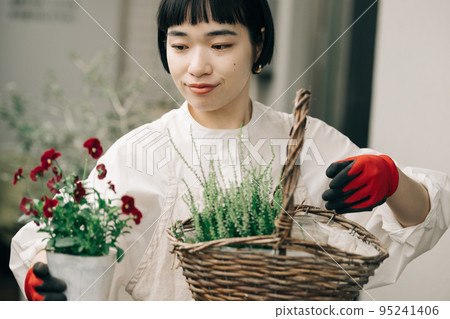 woman planting flowers 95241406