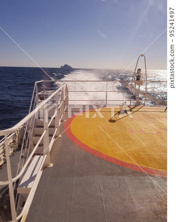 鬱陵島。道東港。船。裡面。日落。竹島。船尾。 95241497