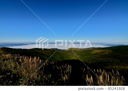 Sea of clouds seen from the mountaintop Sea of clouds seen from the mountaintop 95241926