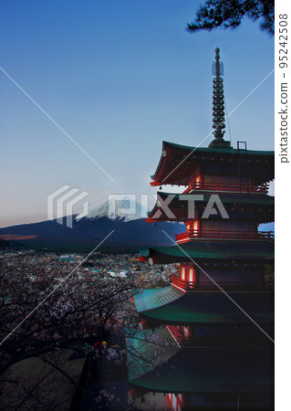 初升的太陽露出白雪覆蓋的富士山,群山、五層寶塔和城市在清晨的陽光下甦醒。 初升的太陽露出白雪覆蓋的富士山,群山、五層寶塔和城市在清晨的陽光下甦醒。 95242508