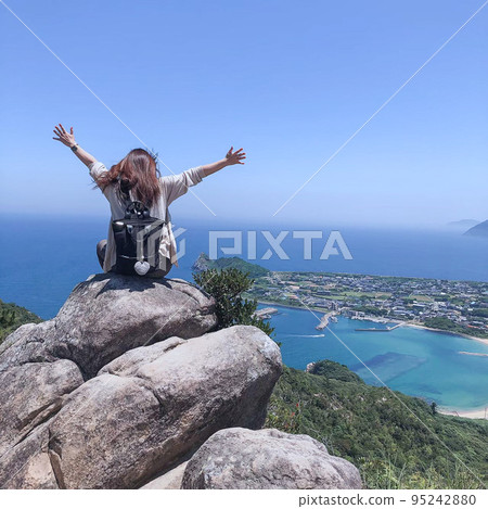 A sense of accomplishment explodes at the top of the mountain! 95242880