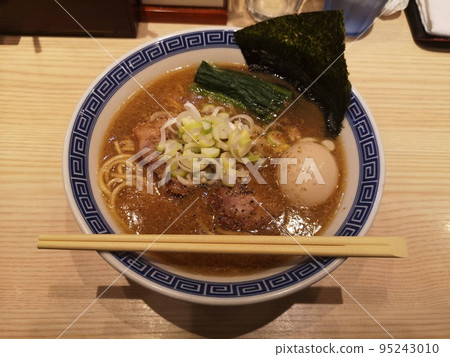 來自船橋的拉麵店“Menya Nidaime Hiroshi”的味玉醬油拉麵 95243010